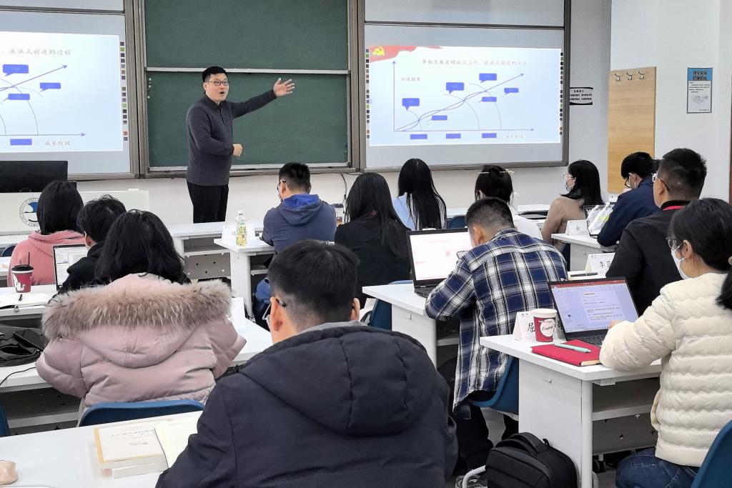 大学教师上课照片图片